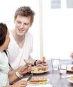 Kvindelige erhvervsskoleelever finder det signifikant mere meningsfyldt og spændende at spise sundt sammenlignet med de mandlige medstuderende. Foto: Colourbox